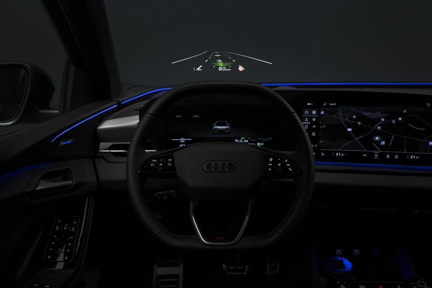 Blick aus dem Audi-Cockpit auf Navigationshinweise im Head-up-Display vor der Fahrbahn